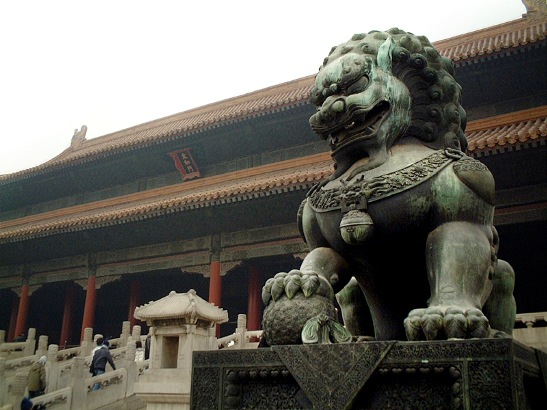 The guardian lion at the entrance of the Forbidden City, Beijing. (© d’n’c)
