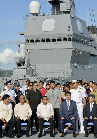 Philippine President Rodrigo Duterte, seated center, aboard the Izumo during a port call at Subic Bay. ©KyodoNews