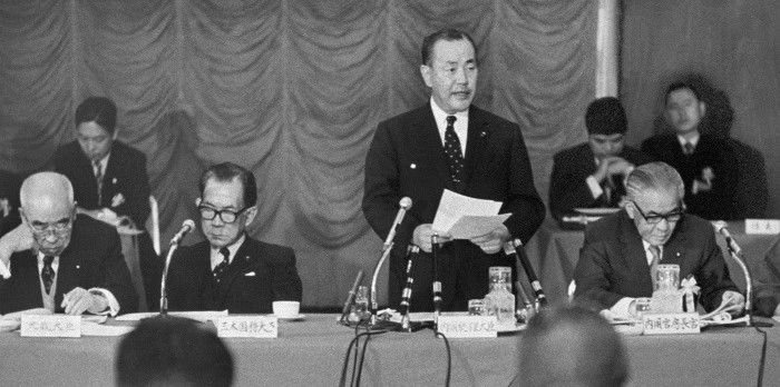 Prime Minister Tanaka addresses a December 1972 meeting convened to advance his plan to “remodel the Japanese archipelago.” ©Kyodo News
